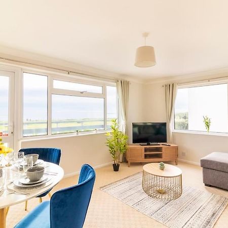 Incredible Sea View 2 Bedroom Beach Apartment ボーンマス エクステリア 写真