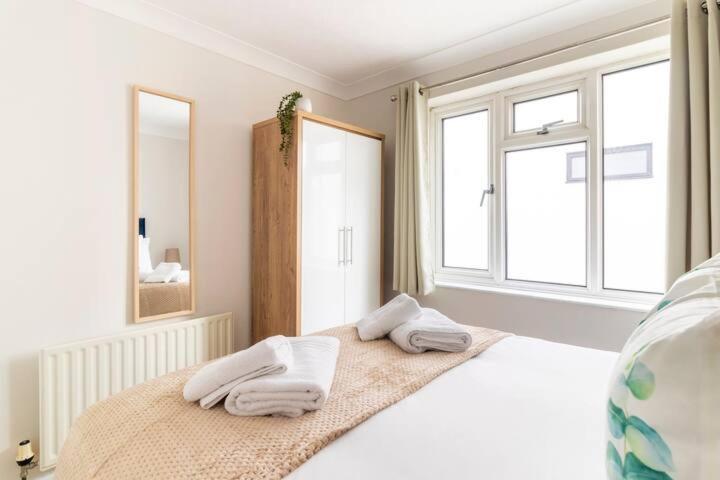 Incredible Sea View 2 Bedroom Beach Apartment ボーンマス エクステリア 写真